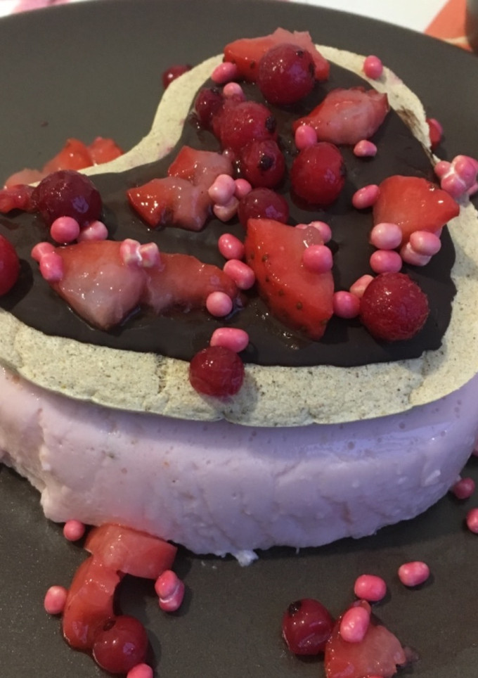 Una foto de Sándwich-flan de fresas y chocolate fit (San Valentín)