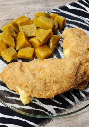Una foto de 🍗🧀🥓Milanesas de pollo rellenas, horneadas y con un toque diferente 🥓🧀🍗