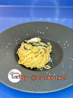 Una foto de Pasta carbonara saludable con calabacín