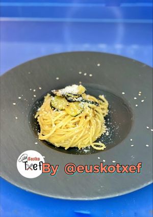 Una foto de Pasta carbonara saludable con calabacín