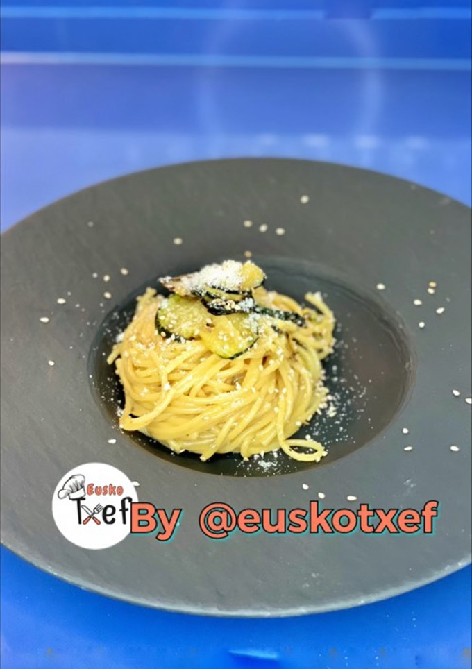 Una foto de Pasta carbonara saludable con calabacín