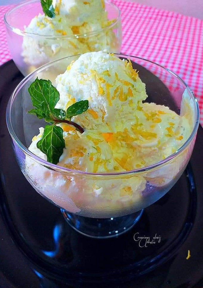 Una foto de Helado extra cremoso de limón con toque de lima verde y azahar