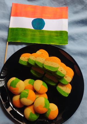 ત્રિરંગી કુકીઝ (Trirangi Cookies Recipe In Gujarati) રેસીપી મુખ્ય ફોટો