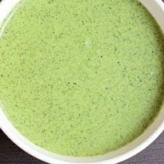 A picture of Green chutney with curry pata.