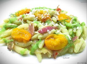 Foto di Malloreddus con crema di piselli, guanciale e datterini confit