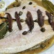 Dorada en salsa de puerros, anchoas y alcaparras