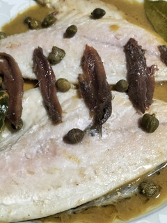 Una foto de Dorada en salsa de puerros, anchoas y alcaparras