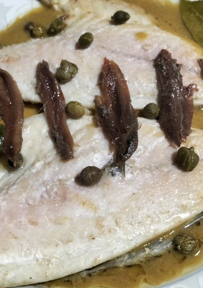 Una foto de Dorada en salsa de puerros, anchoas y alcaparras