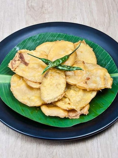 आलू के स्लाइस के पकौड़े (Aloo ke slice ke pakode recipe in Hindi) रेसिपी मुख्य फोटो