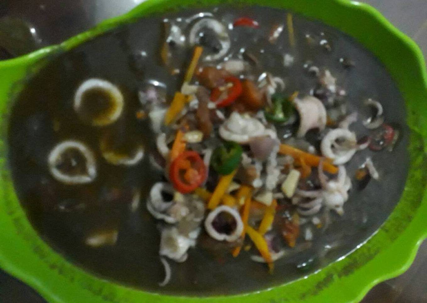 Sotong masam manis berwarna hitam