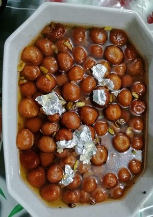 A picture of Gulab jamun.
