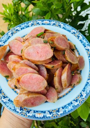 Hình của món Lạp xưởng tươi xào hành lá.