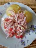 Piqueo de atún acompañado con papas arenosas