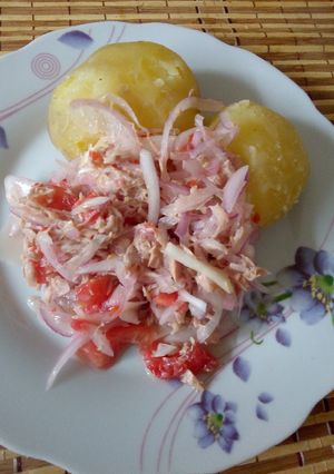 Una foto de Piqueo de atún acompañado con papas arenosas