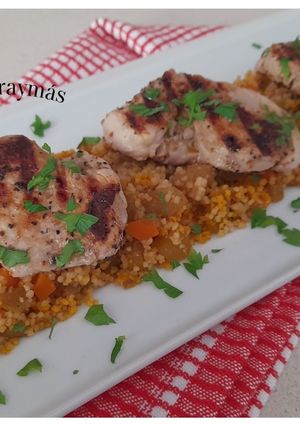 Una foto de Solomillo sobre cuscús con verduras