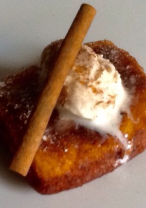 Foto principal de Torrija de sobao pasiego con quenelle de nata helada y canela