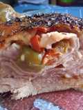 Pollo relleno de jamón, queso, morrón y aceitunas