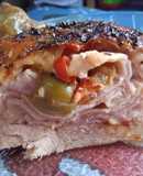 Pollo relleno de jamón, queso, morrón y aceitunas