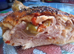 Una foto de Pollo relleno de jamón, queso, morrón y aceitunas