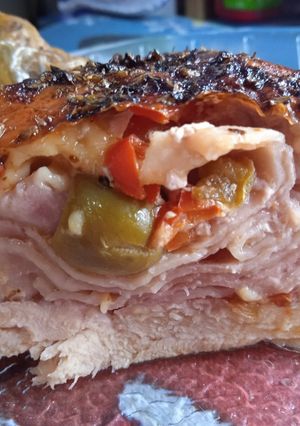 Una foto de Pollo relleno de jamón, queso, morrón y aceitunas