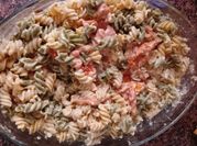 Una foto de fusilli con verdura