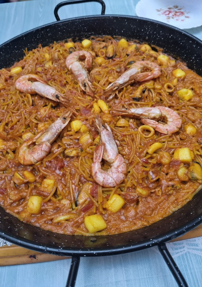Una foto de Fideuà
