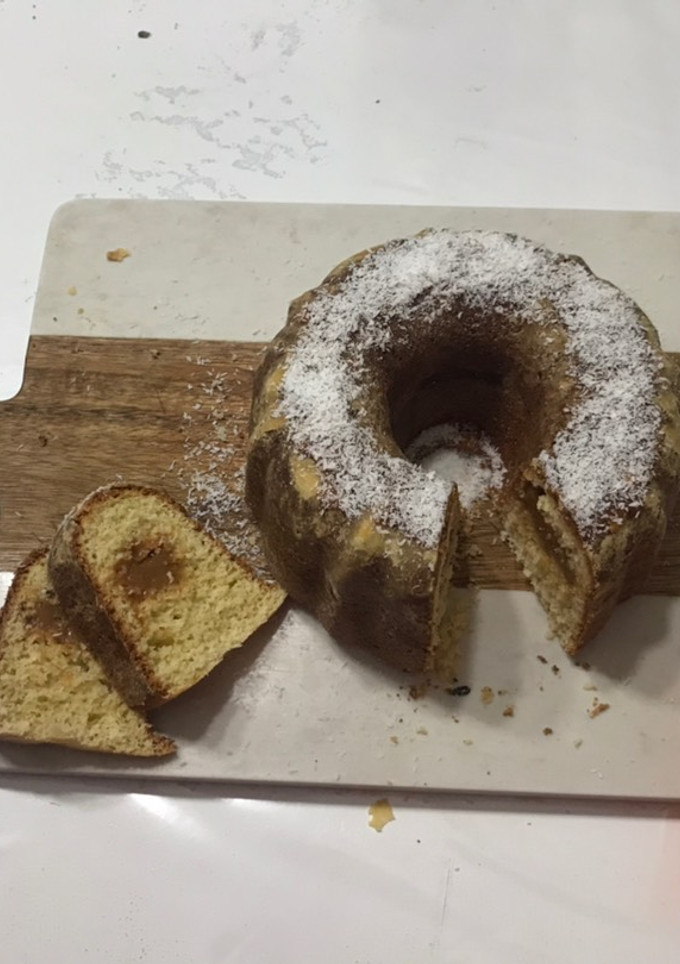 Una foto de Budín de coco y dulce de leche 🥥🥥