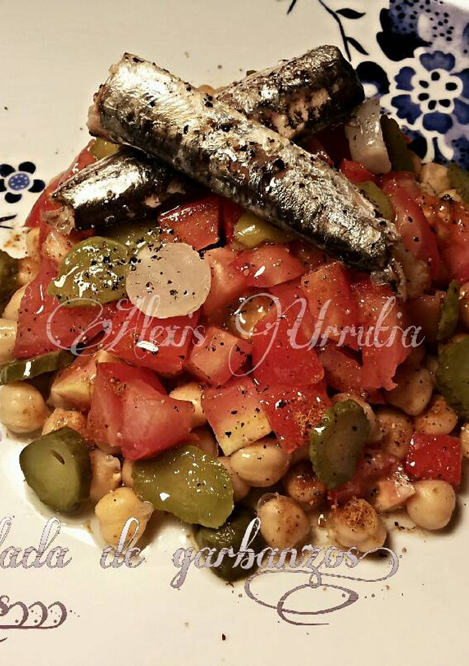 Una foto de Ensalada de garbanzos con sardinas en conservas
