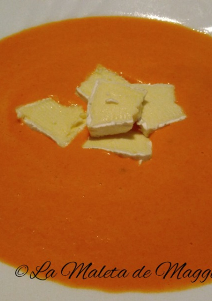Una foto de Crema de pimientos con queso brie