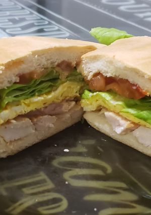 Una foto de Sándwich de pollo...😉