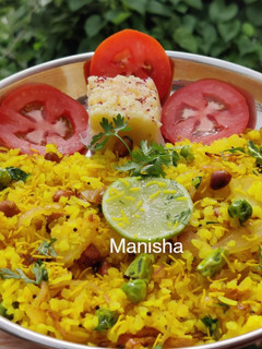 A picture of Kanda Batata Poha (Maharashtrian Breakfast).