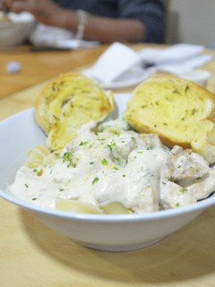 Una foto de Fetuccini con pollo y brócoli en salsa Alfredo