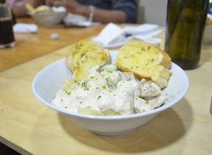 Una foto de Fetuccini con pollo y brócoli en salsa Alfredo