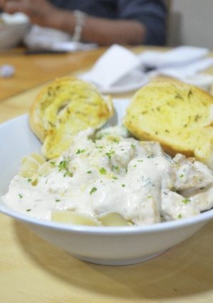 Una foto de Fetuccini con pollo y brócoli en salsa Alfredo