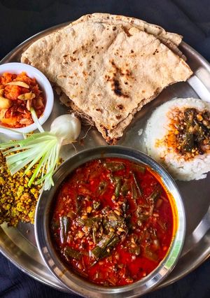 कांदापात (kanda pat recipe in marathi) रेसिपी चे मुख्य फोटो 