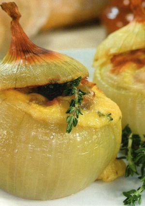 Фото Лук фаршированный сыром и беконом.