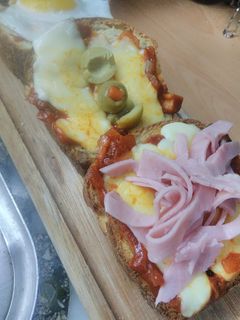 Una foto de Pizzetas de pan lactal súper rápidas
