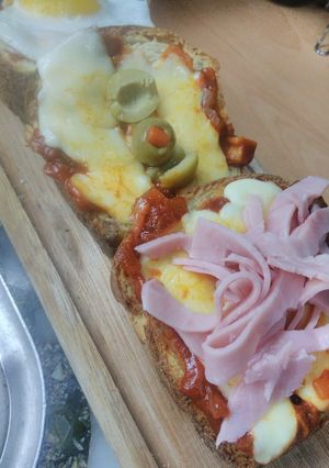Una foto de Pizzetas de pan lactal súper rápidas