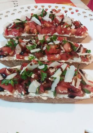 Une photo de Bruschetta à la tomate et au parmesan
