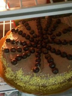صورة لوصفة كيكة اسفنجية مزينة بكريمة الزبدة