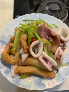 芹菜炒魷魚甜不辣 的食譜成品照片