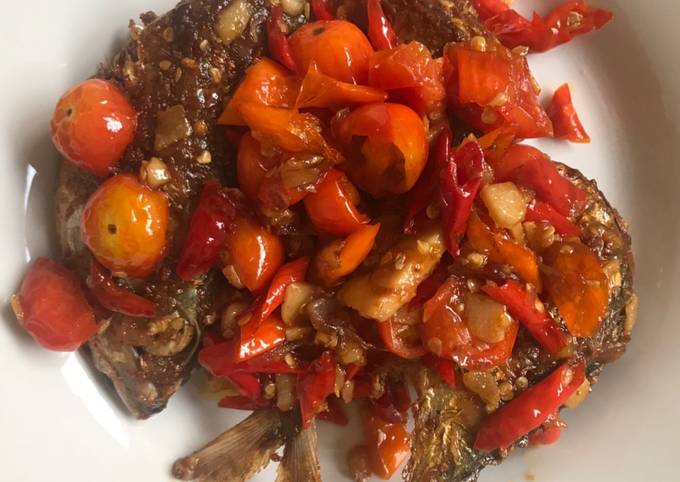 Langkah Mudah untuk Menyiapkan Tongkol Pedas Tomat Cabe Merah yang Lezat