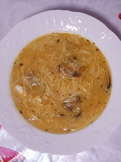 Una foto de Sopa de pescado y marisco 😋