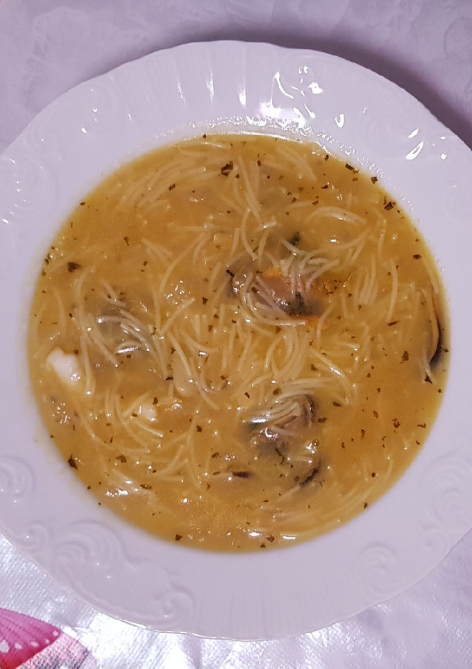 Una foto de Sopa de pescado y marisco 😋