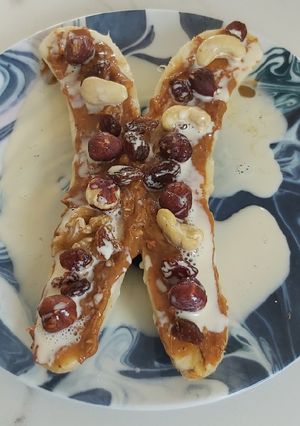 Una foto de Plátano con mantequilla de maní, leche condensada y frutos secos