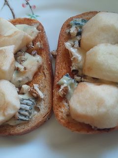 Фото Тости з блакитним сиром та грушею.