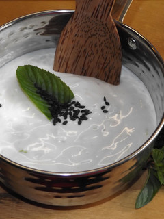 Una foto de Crema de yogurt y tahini con lima y menta