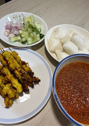 Hình của món Xiên gà satay kèm sốt.