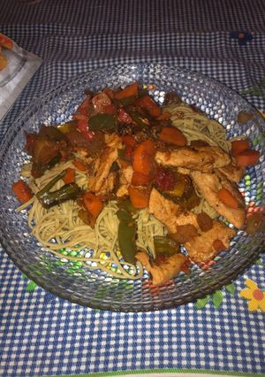 Una foto de Espaguetis de edamame con verduras y lomo