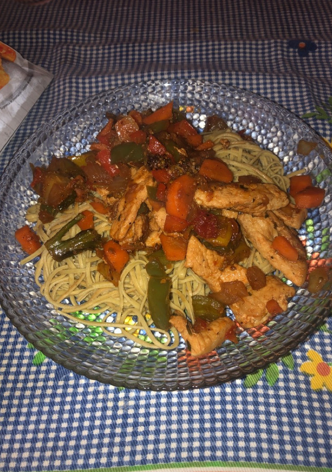 Una foto de Espaguetis de edamame con verduras y lomo
